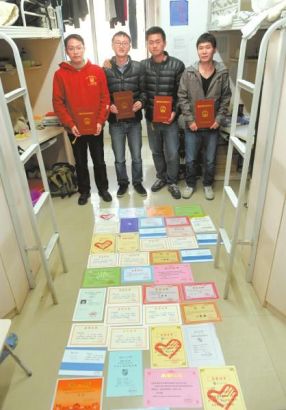 圖2、在西南交大有個著名的“1021寢室”,住在該寢室的機械工程學院的四名大四學生有三名分別被保送進上海交大、西安交大、西南交大讀研究生,還有一名放棄保研資格進入大型國企工作。這四名學生在大學期間拿到了包括國家獎學金、國家科技競賽二等獎、四川省數學建模大賽一等獎等65個各級獎項,其中有兩名同學長期包攬全班前兩名,堪稱名副其實的“學霸寢室”。