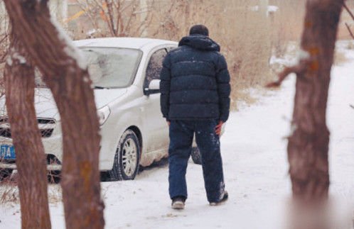 大爺最后獨自離去