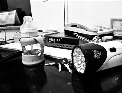 奶瓶、報警器以及值班夜巡的手電